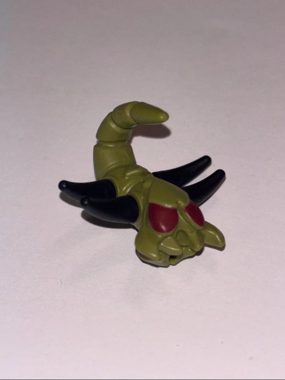 LEGO - Minifig, Animal - Insectoid w/ Wings, Dark Red Eyes - Olive Green